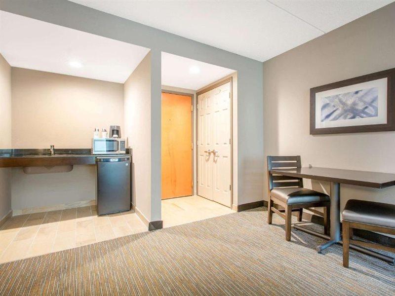 La Quinta Inn & Suites By Wyndham Mooresville Bagian luar foto