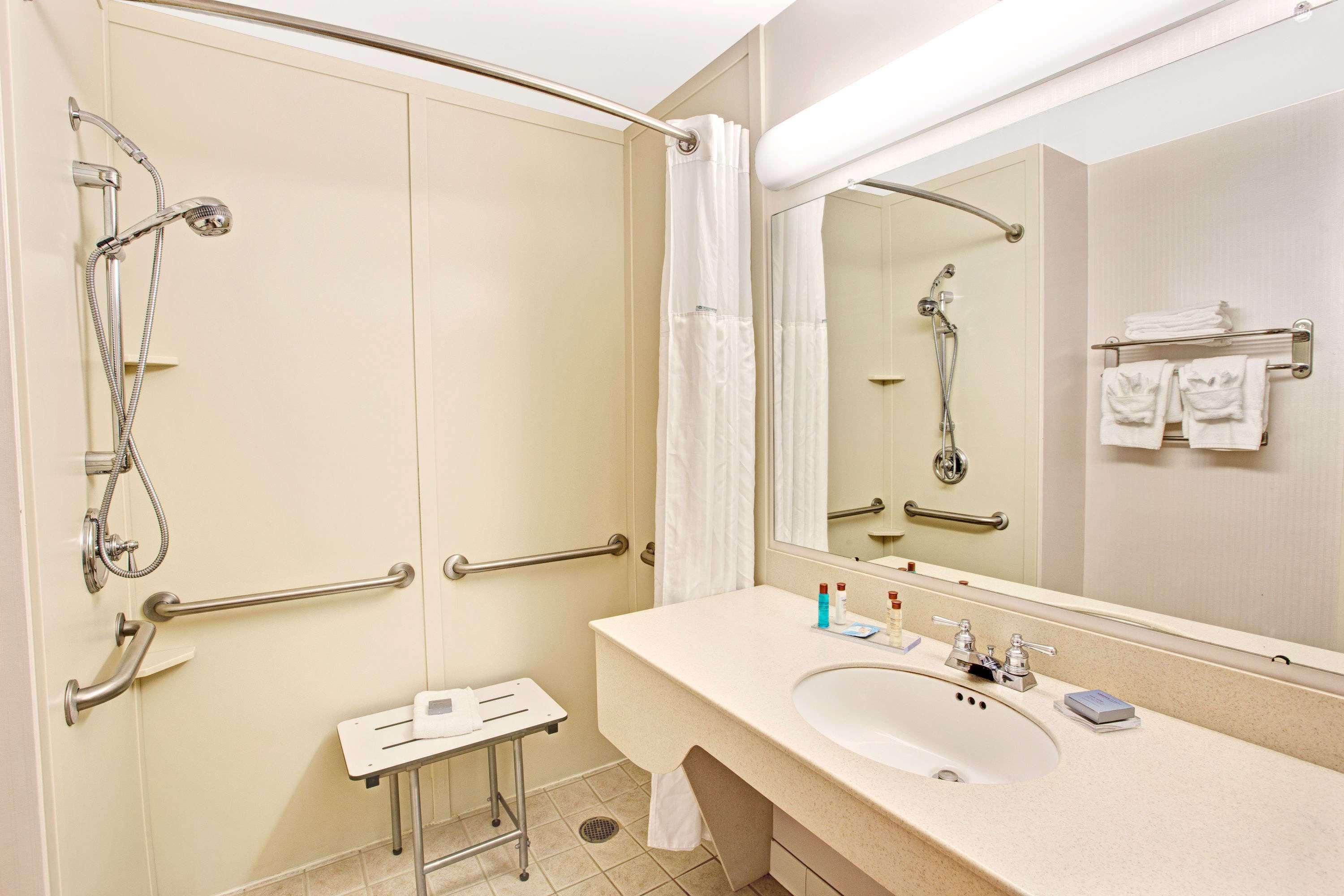 La Quinta Inn & Suites By Wyndham Mooresville Bagian luar foto