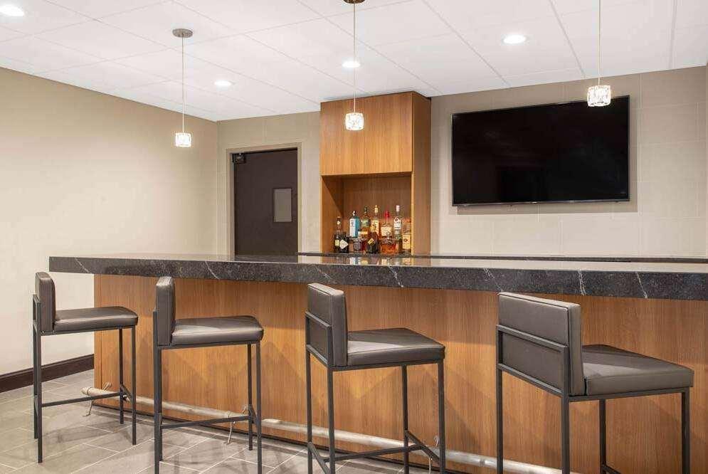 La Quinta Inn & Suites By Wyndham Mooresville Restoran foto