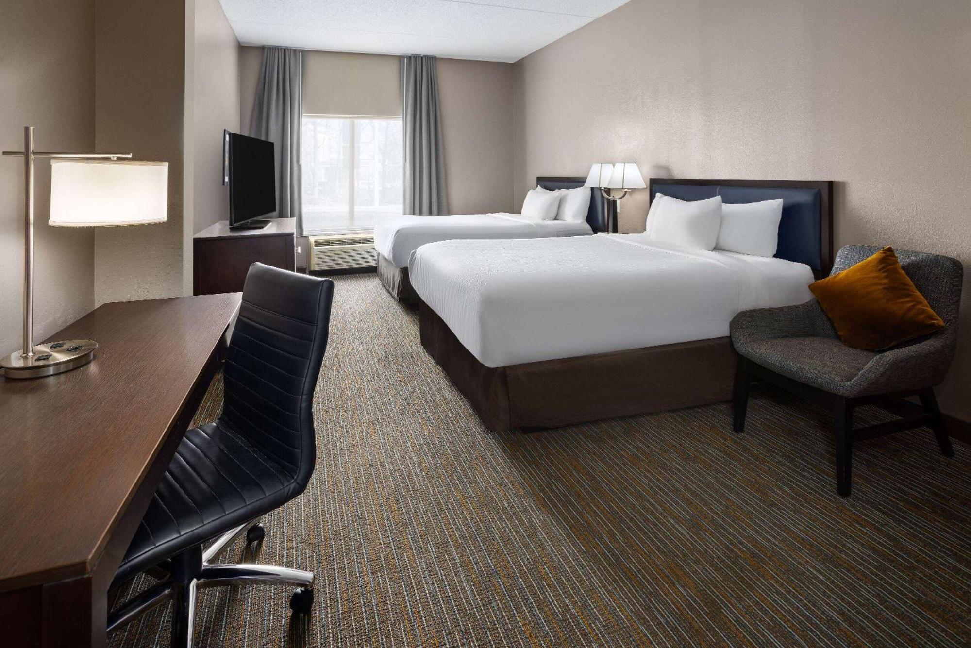La Quinta Inn & Suites By Wyndham Mooresville Bagian luar foto