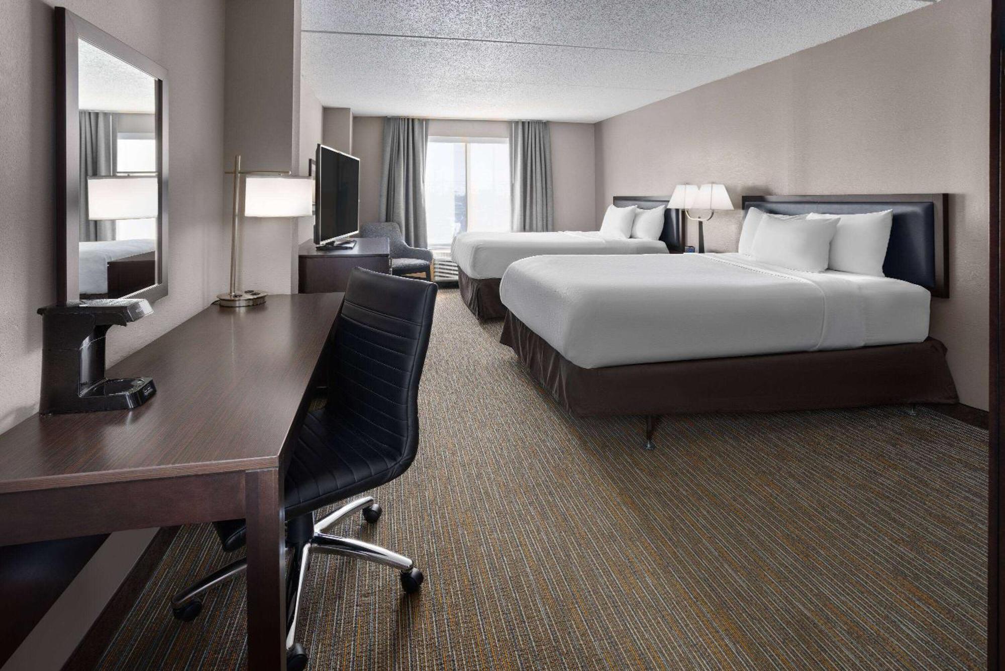 La Quinta Inn & Suites By Wyndham Mooresville Bagian luar foto