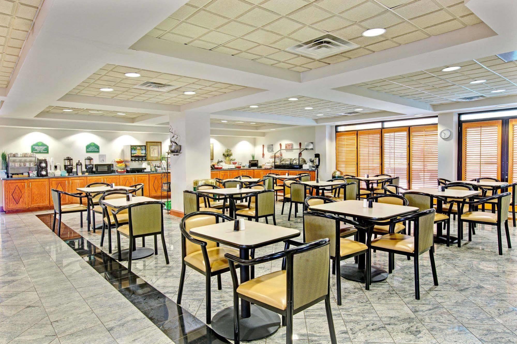 La Quinta Inn & Suites By Wyndham Mooresville Bagian luar foto