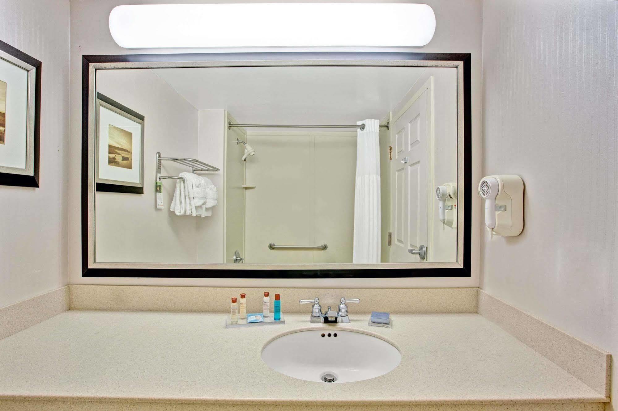 La Quinta Inn & Suites By Wyndham Mooresville Bagian luar foto